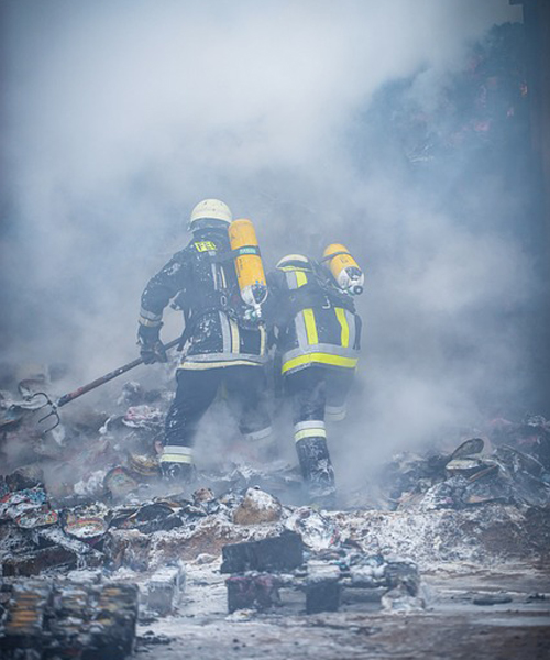 Im Bild zu sehen: Die Feuerwehr beim Katastrophenschutz nach einem Brand.