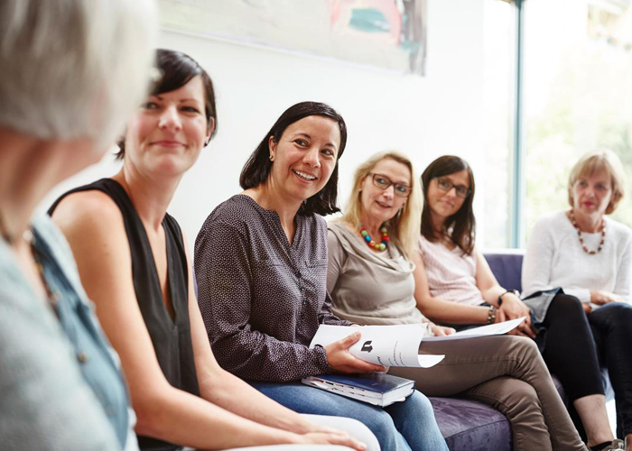 Eine Gruppe Menschen ist freundlich beieinander.