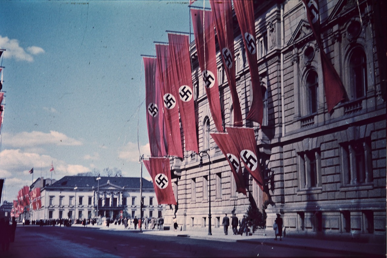 Fahnen mit dem Haken-Kreuz waren ein Zeichen der Nazis. Hier hängen die Fahnen in Berlin zur Nazi-Zeit.