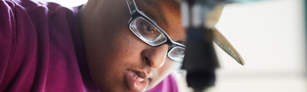 Ein junger Mann bei der Arbeit.