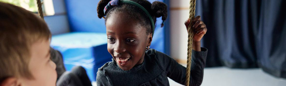 Ein junges Kind lacht fröhlich.