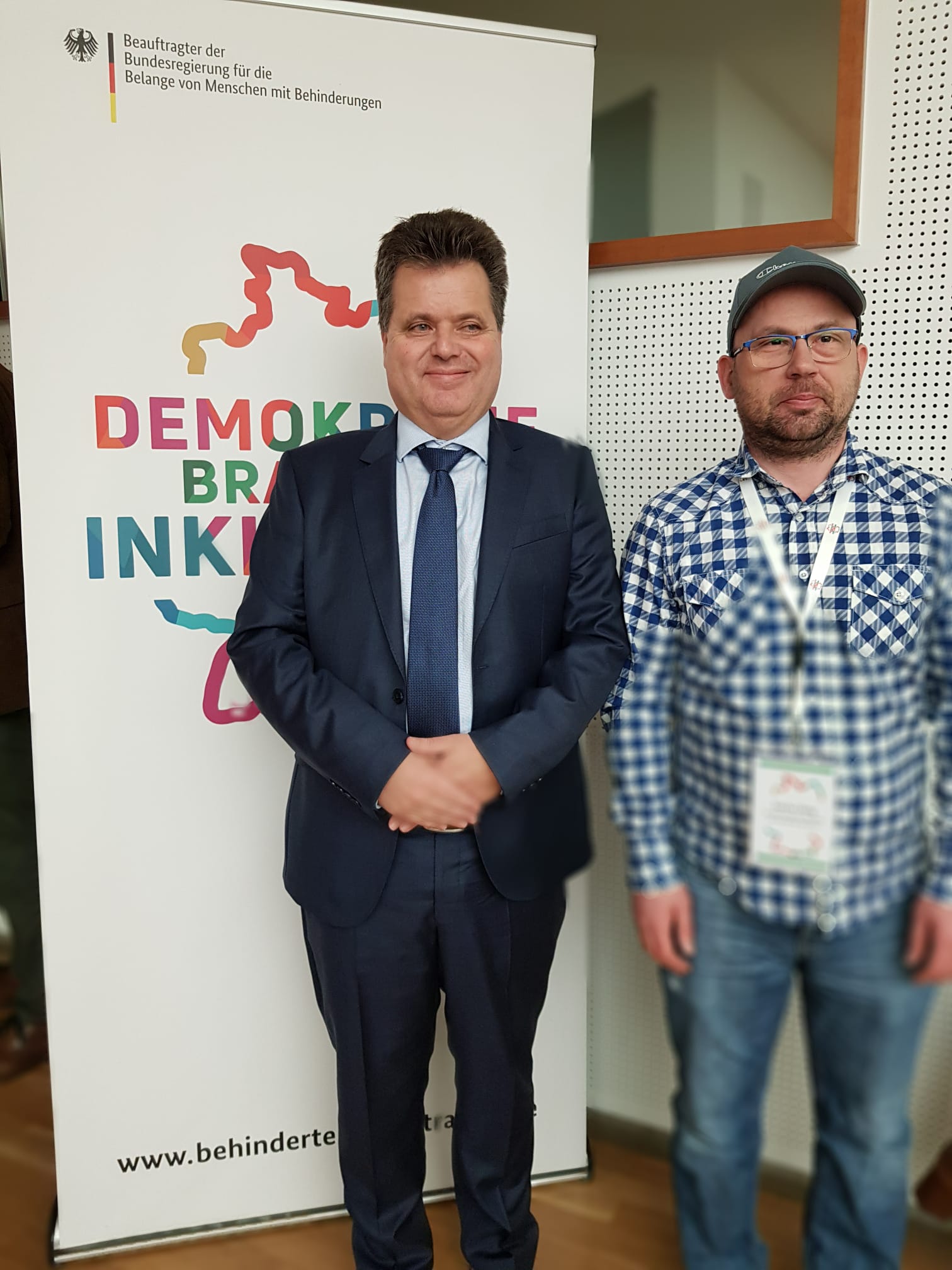 Sascha Ubrig bei der Arbeit Jürgen Dusel und Sascha Ubrig