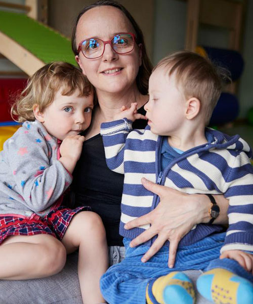 Zwei Kita-Kinder bei einer Betreuerin.