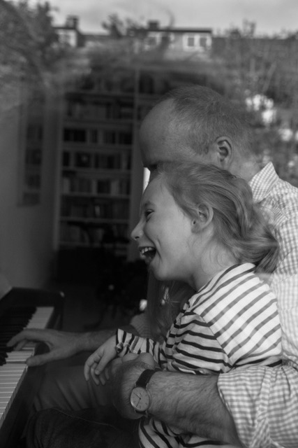 Lotta Schultüte Lotta spielt mit ihrem Vater Klavier.