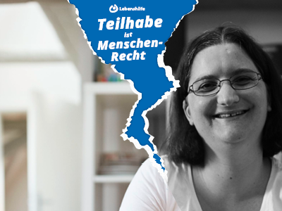 Eine Frau in einer Wohnung. Ein Riss zeigt die Folgen von fehlender Eingliederungshilfe.