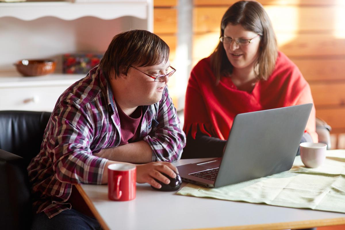 Eine Frau und ein Mann arbeiten zusammen am Laptop