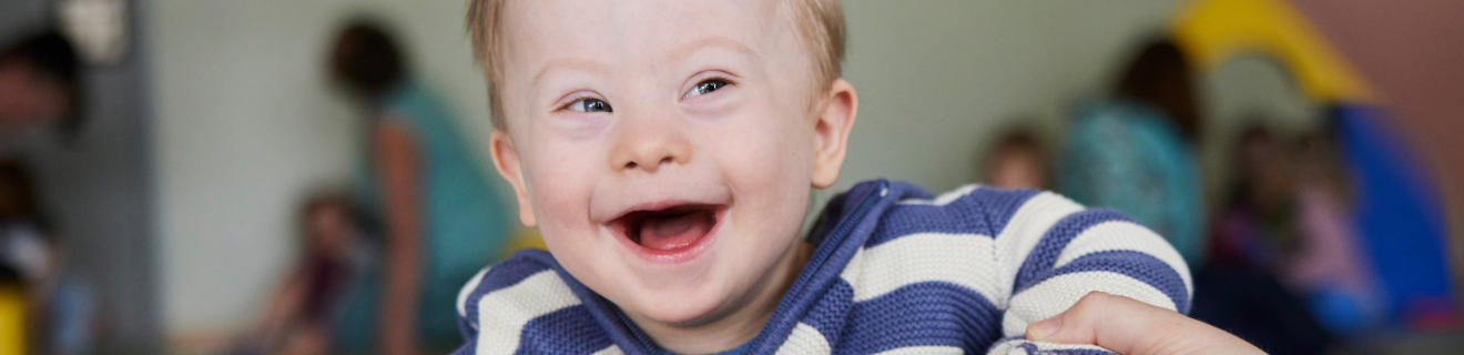 Kleiner Junge lacht in die Kamera 