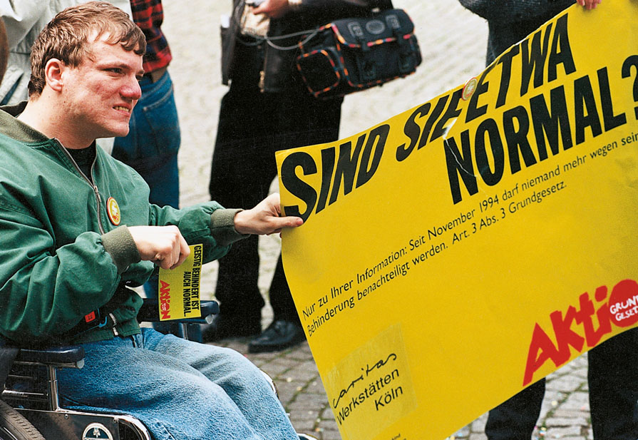 Der langjährige Protest der Lebenshilfe (u.a. 1998 in Köln) war erfolgreich: Behinderte Menschen sind seit einigen Jahren per Gesetz vor Diskriminierung geschützt.