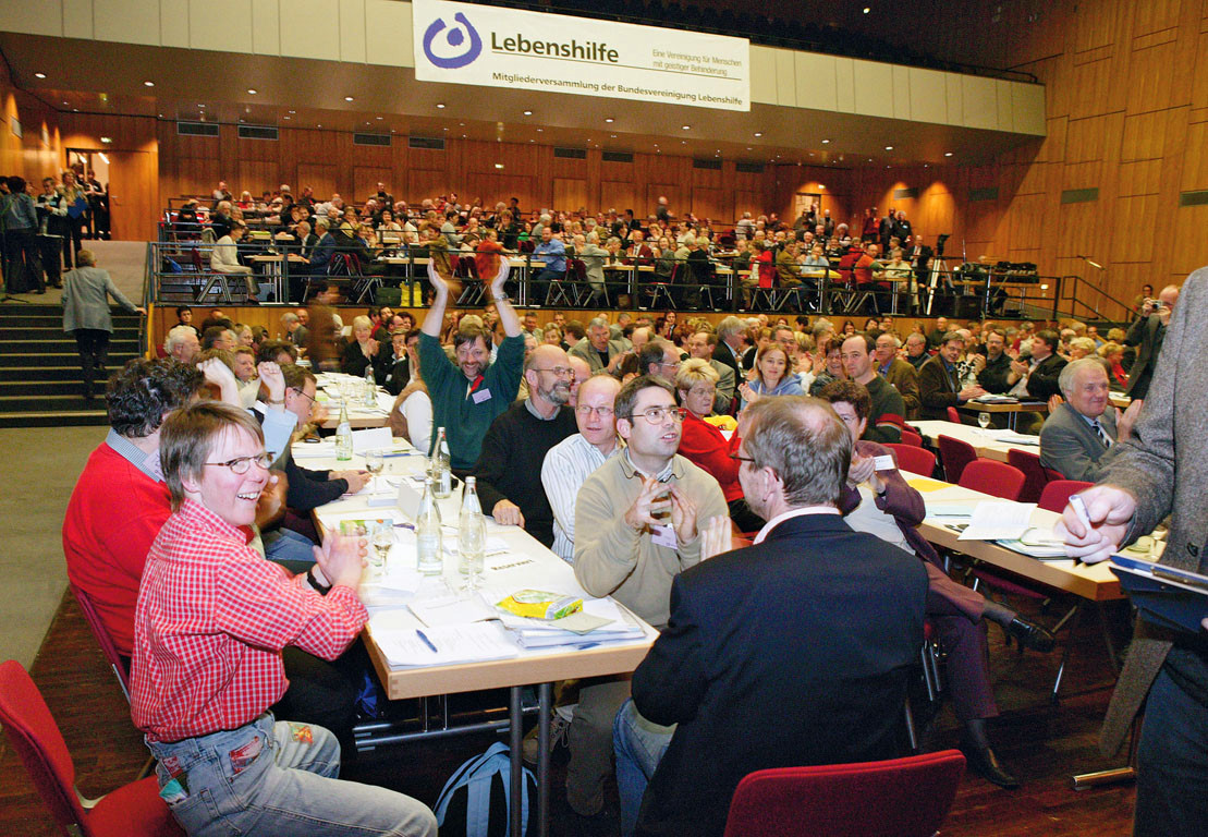 Der Rat behinderter Menschen der Lebenshilfe bei der Mitgliederversammlung 2004