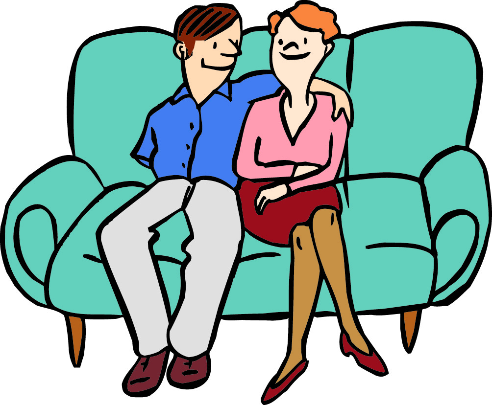 Ein Paar sitzt auf dem Sofa.