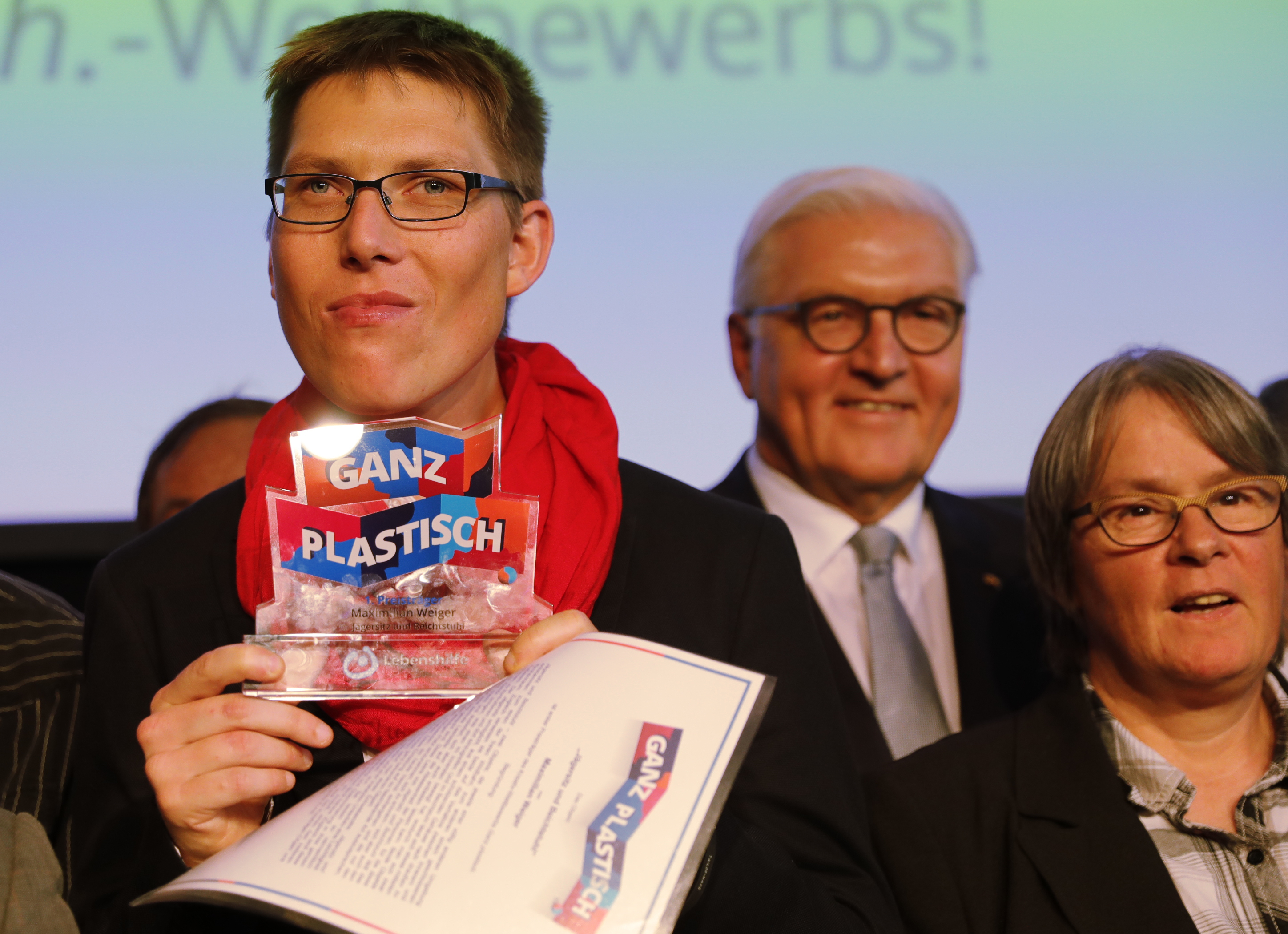 Maximilian Weiger aus Sigmaringen ist der Sieger im Lebenshilfe-Wettbewerb "Ganz plastisch." Neben ihm stehen Bundespräsident Frank-Walter Steinmeier und Ramona Günther, Selbstvertreterin mit Behinderung aus dem Bundesvorstand der Lebenshilfe.