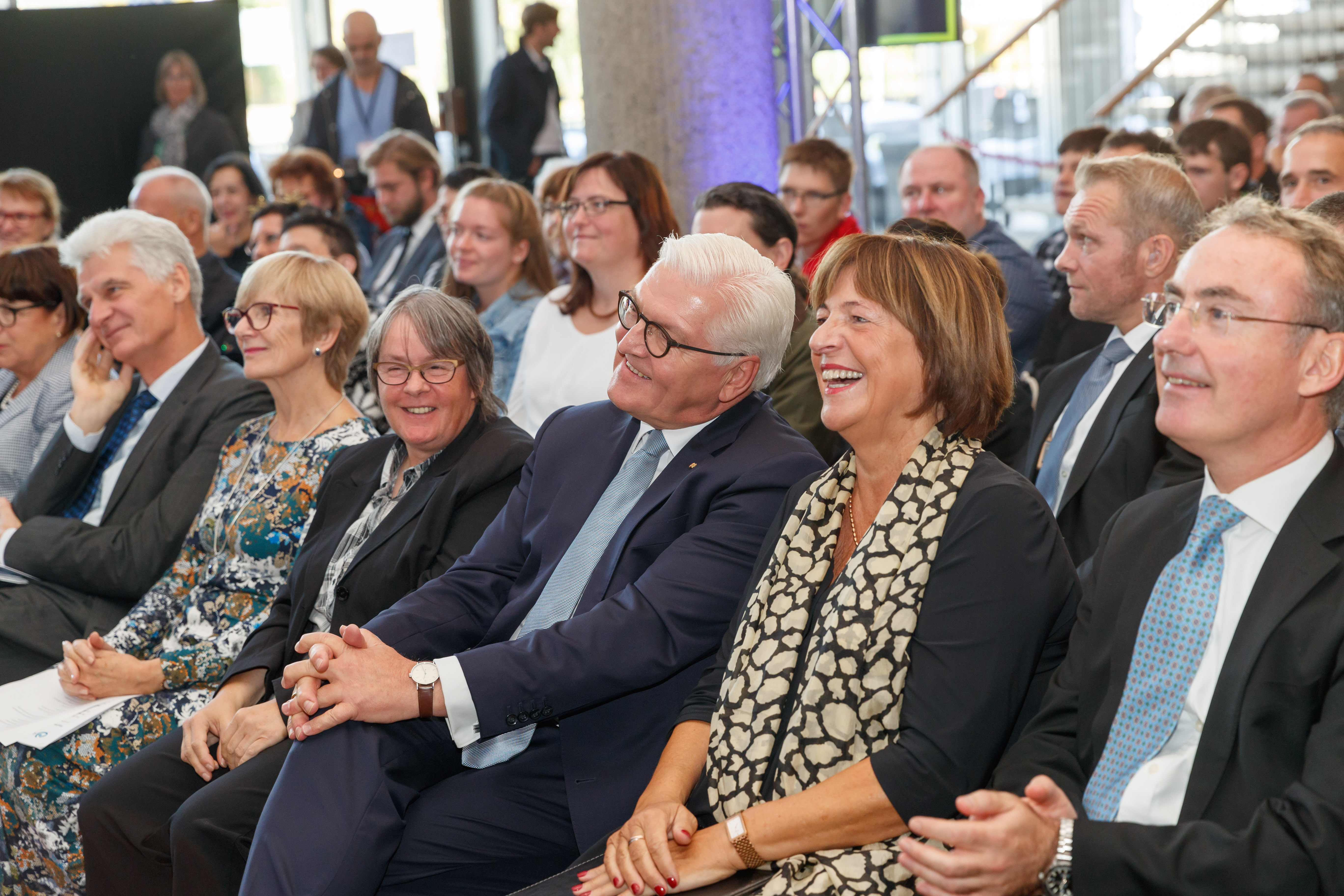 Das Foto zeigt von rechts in der ersten Reihe sitzend: Christoph Straub, Vorstandsvorsitzender der BARMER, Ulla Schmidt, Bundesvorsitzende der Lebenshilfe, Bundespräsident Frank-Walter Steinmeier, Ramona Günther, Selbstvertreterin mit Behinderung im Bundesvorstand der Lebenshilfe, Maureen Piggot, ehemalige Präsidentin von Inclusion Europe aus Großbritannien, und Rolf Schmachtenberg, Staatssekretär im Bundesministerium für Arbeit und Soziales.