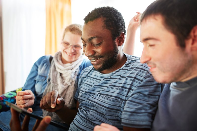 Wohngemeinschaft Drei junge Menschen wohnen zusammen in einer Wohngemeinschaft
