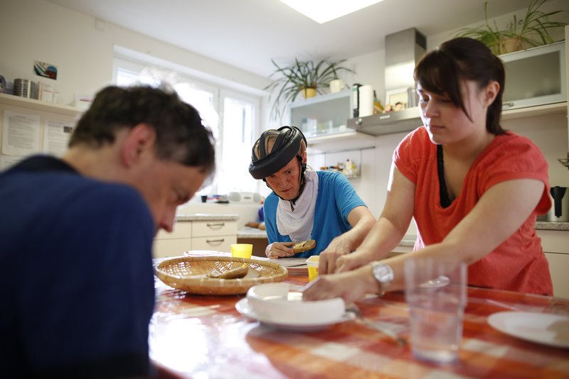 Wohnvorbereitung Drei Menschen bei der Vorbereitung des Frühstücks