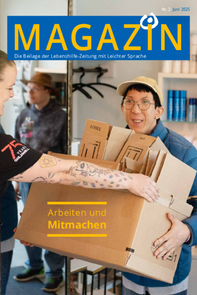 Das Cover des Lebenshilfe-Magazins mit Leichter Sprache: Eine Frau trägt gerade Umzugskartons und lächelt.