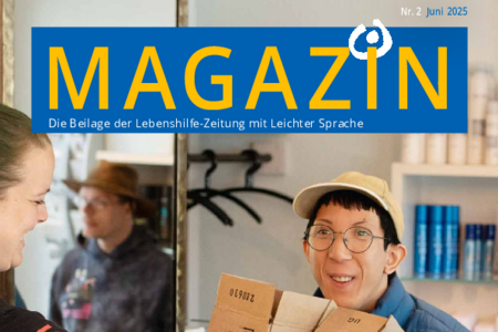 Das Cover des Magazins zeigt eine Frau, die gerade Umzugskisten trägt.