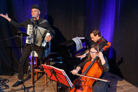 Musikalische Untermalung durch dramulettO: Katharina Reichelt (Cello), Jörg-Christoph Beyerlin (Piano) und Holger Queck (Akkordeon)