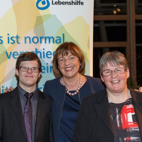 Bundesvorsitzende Ulla Schmidt (Mitte) mit den Selbstvertretern im Vorstand: Sebastian Urbanski und Ramona Günther.