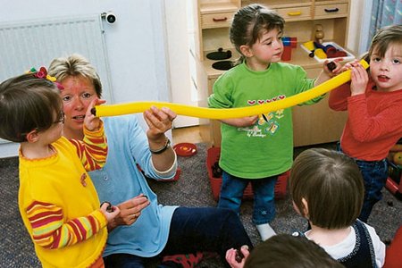 Spielende Kinder bei der Frühförderung