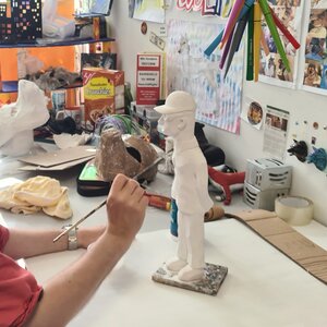 Stanley Schulten alias Mister Wolf vom Atelier KUNSTRAUM der Lebenshilfe Nürnberg hat den neuen BOBBY gestaltet.