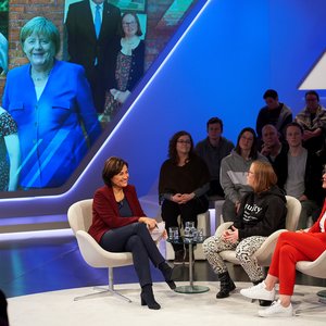 Natalie Dedreux (Mitte) mit ihrer Mutter (rechts) zu Gast in der Sendung von Sandra Maischberger