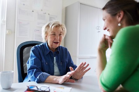 Beratungsgespräch zum Betreuungrecht zwischen zwei Frauen