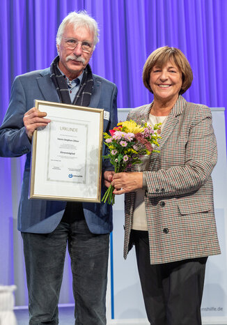 Bundesvorsitzende Ulla Schmidt zeichnete Stephan Zilker mit der Ehrenmitgliedschaft der Lebenshilfe aus.