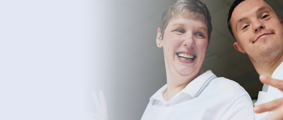 Ein junger Mann und eine Frau lächeln gemeinsam den Betrachtenden an.