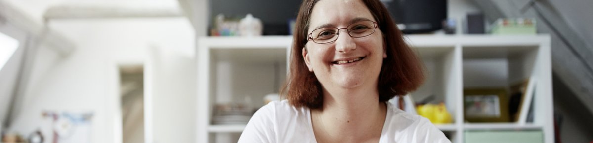 Eine junge Frau die lächelt. Symbolbild.