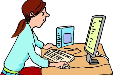 Eine junge Frau sitzt an einem Computer und bedient ihn.