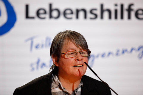 Ramona Günther am Mikrofon