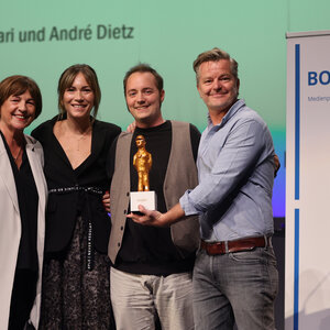BOBBY-Verleihung 2023, von links: Ulla Schmidt, Bundesvorsitzende der Lebenshilfe und Bundesministerin a. D., die Preisträgerin  Shari Dietz, Künstler Stanley Schulten alias Mister Wolf (er hat den BOBBY-Preis gestaltet) und Preisträger André Dietz.