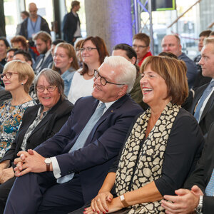 Das Foto zeigt von rechts in der ersten Reihe sitzend: Christoph Straub, Vorstandsvorsitzender der BARMER, Ulla Schmidt, Bundesvorsitzende der Lebenshilfe, Bundespräsident Frank-Walter Steinmeier, Ramona Günther, Selbstvertreterin mit Behinderung im Bundesvorstand der Lebenshilfe, Maureen Piggot, ehemalige Präsidentin von Inclusion Europe aus Großbritannien, und Rolf Schmachtenberg, Staatssekretär im Bundesministerium für Arbeit und Soziales.