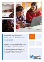 Auf dem Bild ist das Cover des Buches "Zwischen Tradition und Innovation" abgebildet. Dieses zeigt zwei Menschen, die zusammen an einem Laptop sitzen. Darunter steht der Titel des Buches. Unten rechts ist das Logo der Bundesvereinigung Lebenshilfe abgebildet. vor einem Laptop 