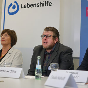 Bundesvorsitzende Ulla Schmidt mit den Selbstvertretern Thomas Gilles und Matthias Brockmann (von links) beim Pressegespräch zur Mitgliederversammlung.