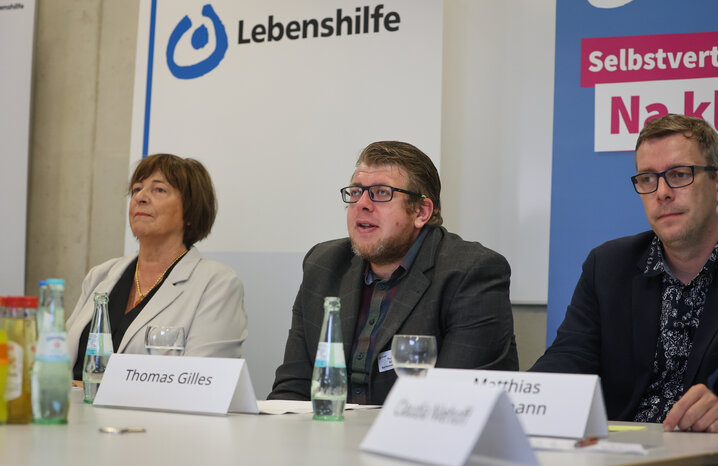 Bundesvorsitzende Ulla Schmidt mit den Selbstvertretern Thomas Gilles und Matthias Brockmann (von links) beim Pressegespräch zur Mitgliederversammlung.