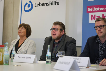 Bundesvorsitzende Ulla Schmidt mit den Selbstvertretern Thomas Gilles und Matthias Brockmann (von links) beim Pressegespräch zur Mitgliederversammlung.