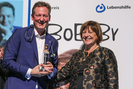 Dr. Eckart von Hirschhausen mit der Bundesvorsitzenden der Lebenshilfe, Ulla Schmidt, MdB, auf der Bühne der Marburger Stadthalle.