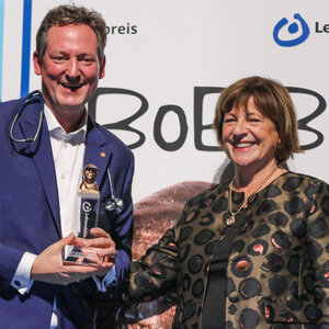 Dr. Eckart von Hirschhausen mit der Bundesvorsitzenden der Lebenshilfe, Ulla Schmidt, MdB, auf der Bühne der Marburger Stadthalle.
