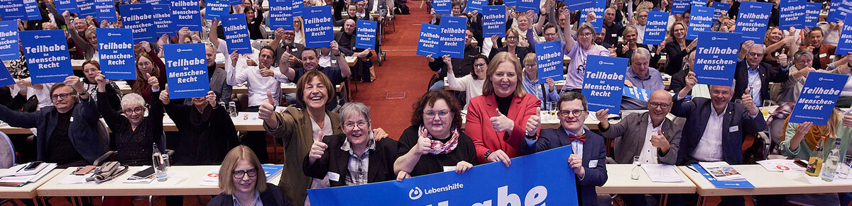 Banner: Gruppenbild bei der Mitgliederversammlung 2025.
