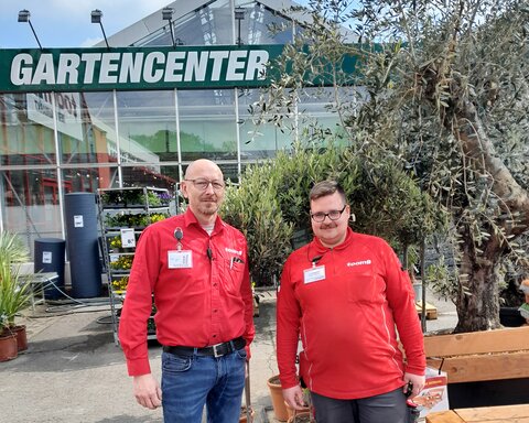 Marktleiter des toom Herford, Mathias Zimmermann (links), und Jan-Niklas-Bobenrieth stehen vor dem Gartencenter.