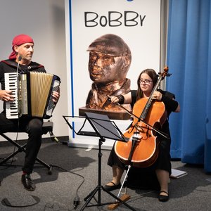 Für den musikalischen Rahmen sorgte das Duo "dramulettO" mit Holger Queck am Akkordeon und Cellistin Katharina Reichelt, die das Down-Syndrom hat.