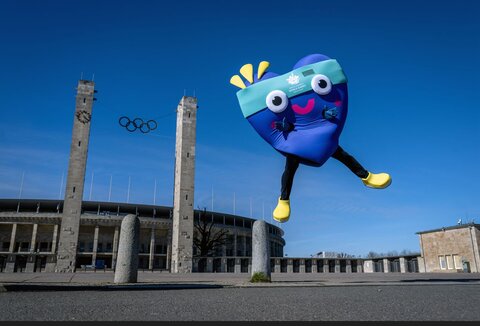 Unity, das Maskottchen der Special Olympics World Games, vor dem Berliner Olympiastadion.