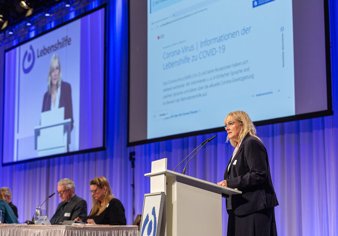 Bundesgeschäftsführerin Prof. Dr. Jeanne Nicklas-Faust bei der MV 2021.