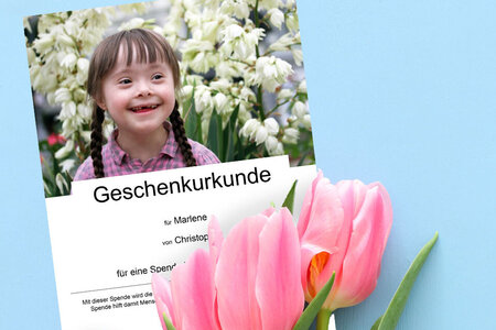 Ein Spenden-Gutschein mit Tulpen als Dekoration.