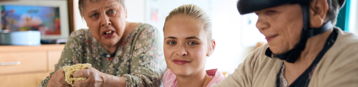 Eine junge Frau bei einem Freiwilligendienst.