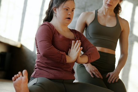 Eine Frau mit Down-Syndrom macht Yoga.