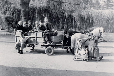 Der spätere Lebenshilfe-Gründer Tom Mutters in den 1950er-Jahren mit behinderten Kindern von Goddelau auf einer Kutsche.