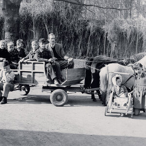 Der spätere Lebenshilfe-Gründer Tom Mutters in den 1950er-Jahren mit behinderten Kindern von Goddelau auf einer Kutsche.