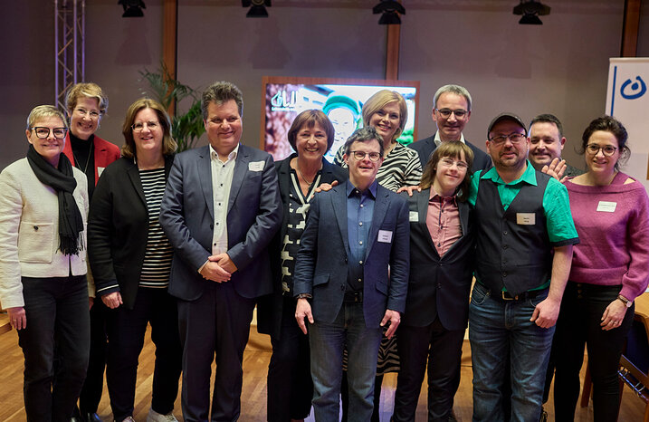 Mehrere Menschen haben sich zu einem Gruppenfoto zusammengefunden.